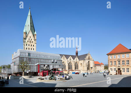 Arcivescovile Museo Diocesano, architetto Gottfried Böhm, nella parte anteriore della cattedrale di Paderborn, Paderborn, East Westfalia Foto Stock