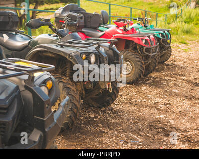 Parcheggiato in una fila più atv quad extreme outdoor adventure concept Foto Stock