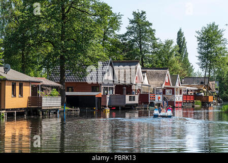 Barche e case vacanza, Inselsee, area ricreativa, Güstrow, Meclemburgo-Pomerania Occidentale, Germania Foto Stock