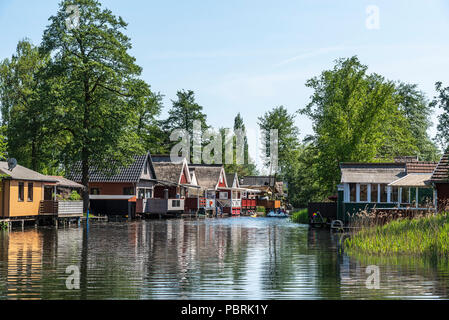 Barche e case vacanza, Inselsee, area ricreativa, Güstrow, Meclemburgo-Pomerania Occidentale, Germania Foto Stock