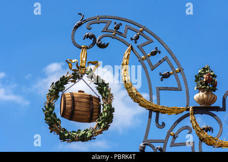 Appendere shop segno con un barile di birra, presso il birrificio Fässla, Bamberg, Alta Franconia, Baviera, Germania Foto Stock