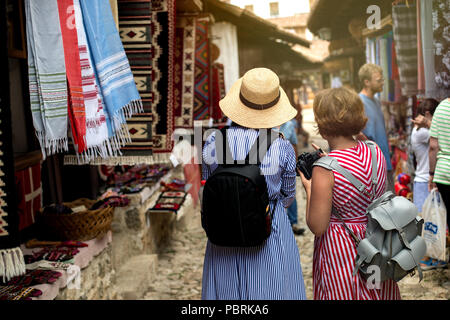 Kruje, Albania - Giugno 2018: turisti al tradizionale mercato ottomano in Kruja. Foto Stock