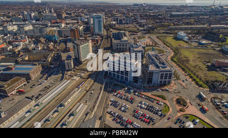 Vedute aeree dell'ex stabilimento della fabbrica di birra Brains, ora sede dello sviluppo di Central Quay nel centro di Cardiff, Galles, Regno Unito: Phillip Roberts Foto Stock