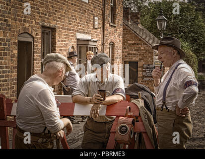 WW2 home life: Re-enactors come home front warttime Road workers in 1940's Street, Black Country Living Museum Dudley, UK, Summer 1940's WWII event. Foto Stock
