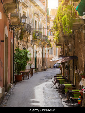 Una stretta e pittoresca strada in Ortigia, Siracusa città vecchia, Sicilia, Italia meridionale. Foto Stock