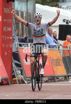 Pascal Ackermann celebra la vincente RideLondon prudenziali, Surrey Classic durante il giorno due di Prudential Ride di Londra. Foto Stock