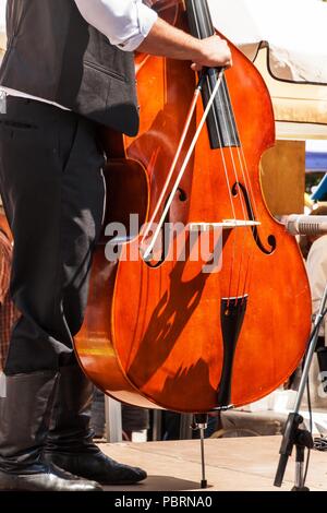 Dettaglio della bass strumento musicale. Performance artistiche a feste popolari. Tradizionale strumento musicale Foto Stock