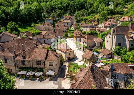 Quadrato di Saint-Cirq-Lapopie su Santiago de Compostela pellegrinaggio road, etichettati come Les Plus Beaux Villages de France Foto Stock