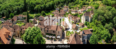 Quadrato di Saint-Cirq-Lapopie su Santiago de Compostela pellegrinaggio road, etichettati come Les Plus Beaux Villages de France Foto Stock