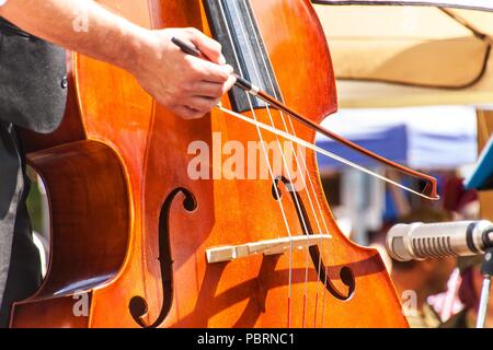 Dettaglio della bass strumento musicale. Performance artistiche a feste popolari. Tradizionale strumento musicale Foto Stock