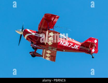 Femmina, pilota Pitts Special S2C un biplano; Metro Università Statale di Denver team acrobatico; Salida Fly-in & Air Show; Salida; Colorado; USA Foto Stock