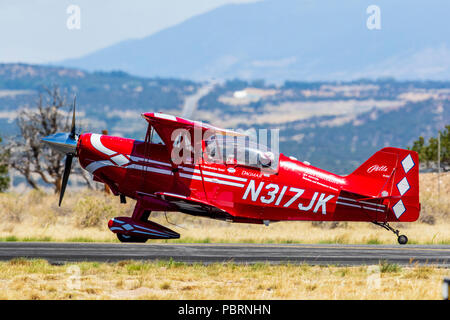 Femmina, pilota Pitts Special S2C un biplano; Metro Università Statale di Denver team acrobatico; Salida Fly-in & Air Show; Salida; Colorado; USA Foto Stock