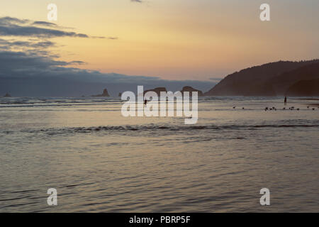 Alta Marea in Cannon Beach al tramonto con un cielo colorato, Oregon Coast in estate, STATI UNITI D'AMERICA. Foto Stock