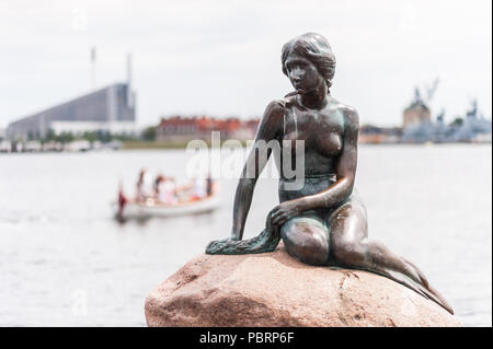 Vista la statua della Sirenetta, icona della città e la famosa attrazione turistica di Copenhagen, Danimarca. Basato sulla fiaba dello stesso nome. Foto Stock