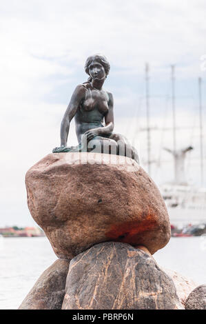 Vista la statua della Sirenetta, icona della città e la famosa attrazione turistica di Copenhagen, Danimarca. Basato sulla fiaba dello stesso nome. Foto Stock
