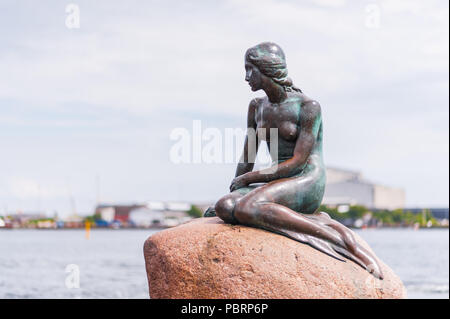 Vista la statua della Sirenetta, icona della città e la famosa attrazione turistica di Copenhagen, Danimarca. Basato sulla fiaba dello stesso nome. Foto Stock