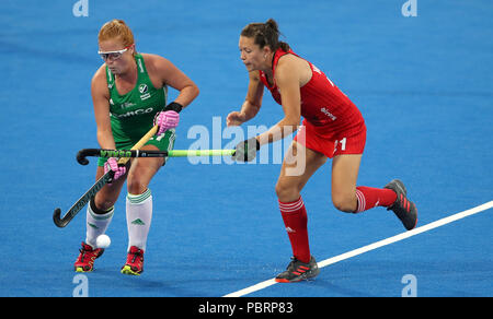 In Irlanda la Zoe Wilson (sinistra) tiene fuori l'Inghilterra del Ellie Watton durante la vitalità per donna Hockey World Cup Match presso la Lee Valley Hockey e Tennis Centre di Londra. PRESS ASSOCIATION Foto, Immagine Data: domenica 29 luglio, 2018. Foto di credito dovrebbe leggere: John Walton/filo PA. Foto Stock