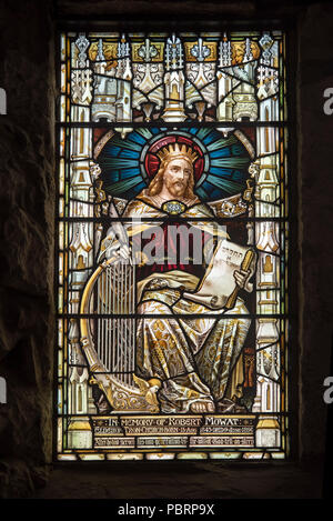Vetrata nel Tron Kirk dedicato a kirk elder Robert Mowat (1845-96) , Royal Mile di Edimburgo, Scozia, Regno Unito. Foto Stock