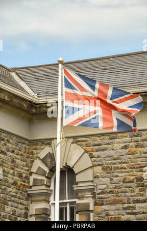Union Jack flag battenti fuori dell'entrata al carcere HM Swansea Foto Stock