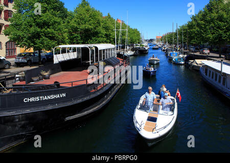 Piccole imbarcazioni con i turisti in crociera lungo i canali di Christianshavn in Copenhagen, Danimarca Foto Stock
