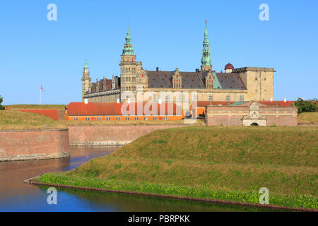 L'ingresso principale del Castello di Kronborg (un sito Patrimonio Mondiale dell'UNESCO dal 2000) a Helsingor, Danimarca Foto Stock