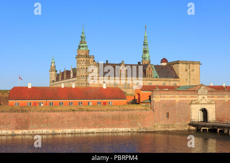 L'ingresso principale del Castello di Kronborg (un sito Patrimonio Mondiale dell'UNESCO dal 2000) a Helsingor, Danimarca Foto Stock