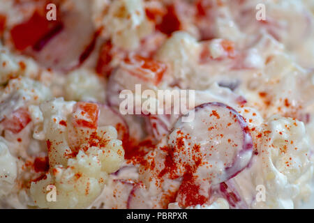 Il cavolfiore Smash un insalata di patate sostituto che è il carburatore basso e buona per quelli sulla dieta cheto. Fatta di cavolfiore, ravanelli, dolce Cipolle e rosso Foto Stock