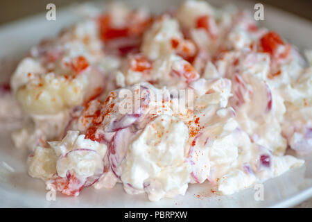 Il cavolfiore Smash un insalata di patate sostituto che è il carburatore basso e buona per quelli sulla dieta cheto. Fatta di cavolfiore, ravanelli, dolce Cipolle e rosso Foto Stock