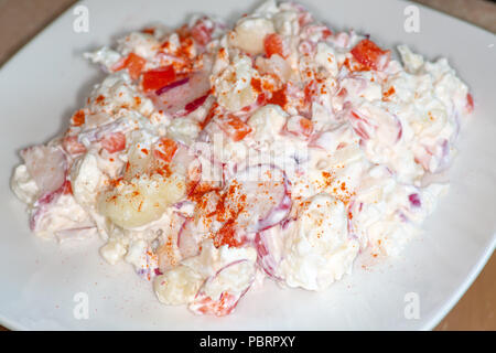 Il cavolfiore Smash un insalata di patate sostituto che è il carburatore basso e buona per quelli sulla dieta cheto. Fatta di cavolfiore, ravanelli, dolce Cipolle e rosso Foto Stock