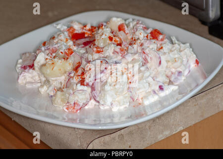 Il cavolfiore Smash un insalata di patate sostituto che è il carburatore basso e buona per quelli sulla dieta cheto. Fatta di cavolfiore, ravanelli, dolce Cipolle e rosso Foto Stock