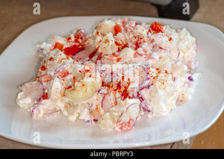 Il cavolfiore Smash un insalata di patate sostituto che è il carburatore basso e buona per quelli sulla dieta cheto. Fatta di cavolfiore, ravanelli, dolce Cipolle e rosso Foto Stock