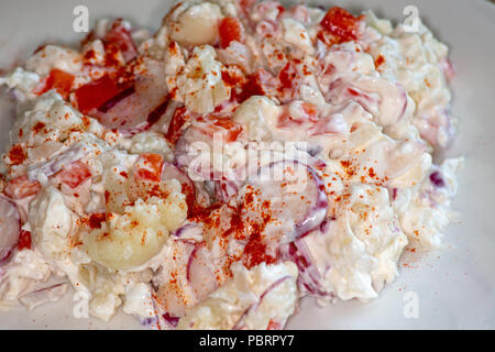 Il cavolfiore Smash un insalata di patate sostituto che è il carburatore basso e buona per quelli sulla dieta cheto. Fatta di cavolfiore, ravanelli, dolce Cipolle e rosso Foto Stock