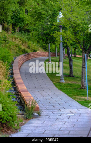 Guardando ad arco marciapiede in Salt Lake City Foto Stock