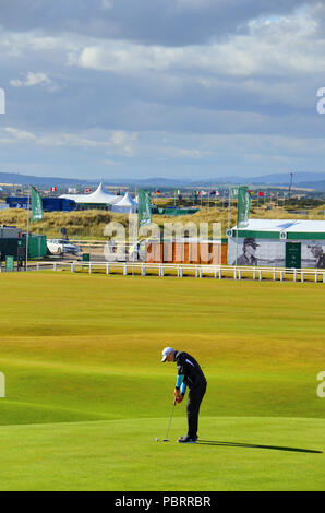 Un concorrente di mettere sul vecchio corso presso il St Andrews Fife, Scozia al senior open championship torneo. 2018. Foto Stock