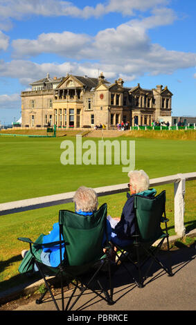 Gli spettatori presso il Senior Open Championship 2018, tenutosi presso il Royal and Ancient Golf Course a St.Andrews Fife. Scozia Foto Stock