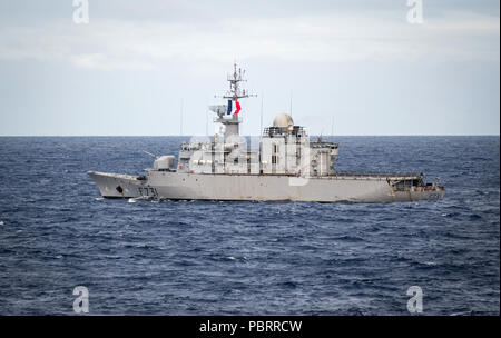 180726-N-LI768-1299 OCEANO PACIFICO (26 luglio 2018) - Marina Francese frigate Prairial FS (F731) transita l'Oceano Pacifico mentre nel corso dell'Orlo del Pacifico (RIMPAC) Esercizio, luglio 26. Venticinque nazioni, 46 navi, cinque sommergibili e circa 200 aerei e 25.000 personale partecipano RIMPAC dal 27 giugno al 2 agosto in e intorno alle Isole Hawaii e la California del Sud. Il più grande del mondo marittimo internazionale esercitazione RIMPAC offre una singolare opportunità di formazione promuovendo e sostenendo le relazioni cooperative tra i partecipanti sono fondamentali per garantire la sicurezza Foto Stock