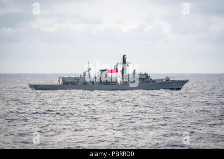 180726-N-LI768-1298 OCEANO PACIFICO (26 luglio 2018) - marina cilena frigate CNS Almirante Lynch (FF 07) transita l'Oceano Pacifico mentre nel corso dell'Orlo del Pacifico (RIMPAC) Esercizio, luglio 26. Venticinque nazioni, 46 navi, cinque sommergibili e circa 200 aerei e 25.000 personale partecipano RIMPAC dal 27 giugno al 2 agosto in e intorno alle Isole Hawaii e la California del Sud. Il più grande del mondo marittimo internazionale esercitazione RIMPAC offre una singolare opportunità di formazione promuovendo e sostenendo le relazioni cooperative tra i partecipanti sono fondamentali per garantire Foto Stock