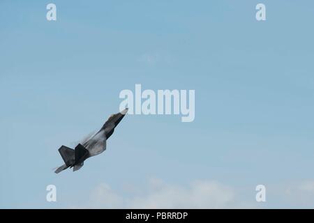 Un F-22 Raptor pilotato da U.S. Air Force Il Mag. Paolo "Loco" Lopez, F-22 Raptor team di dimostrazione commander, crea vapore sulle ali durante il lago freddo Air Show a forze canadesi Base lago freddo, Canada, 22 luglio 2018. I rapaci sono volato a piloti assegnati al novantesimo Fighter Squadron a base comune Elemendorf-Richardson, Alaska. Foto Stock