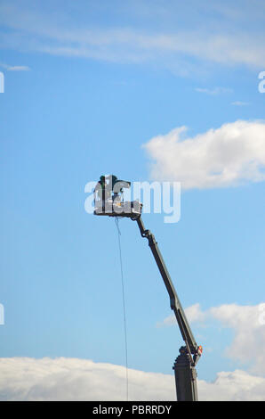 Cameraman sulla gru della telecamera per filmare la riproduzione dei senior open golf championship tenutosi presso il St Andrews Old Course, Fife nel 2018 Foto Stock