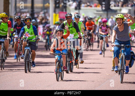 Ciclisti pubblici che attraversano il centro commerciale durante l'evento Prudential RideLondon Freecycle a Londra, Regno Unito. Bambini, giovani, cavalieri Foto Stock