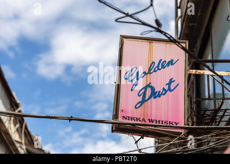 Golden polvere / Nikka Whisky segno; Golden Gai, Shinjuku, Tokyo, Giappone Foto Stock