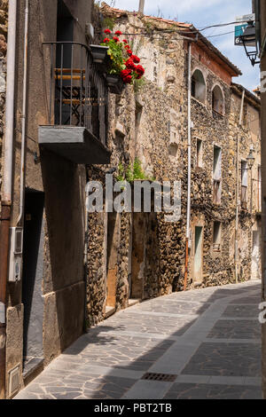 Stretti vicoli, Carrer d Esglesia in Castellfollit de la Roca città medievale in Catalogna, Spagna Foto Stock