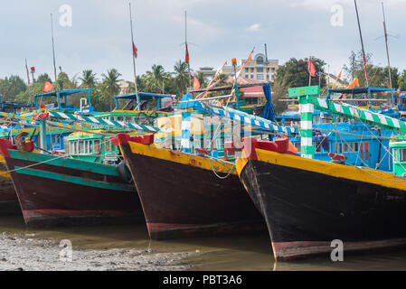 Barche da pesca ormeggiate fino alla Ca Ty fiume in Phan Tiet, Vietnam Foto Stock