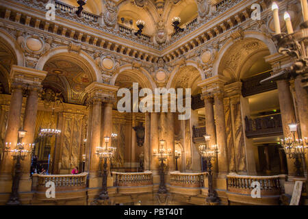 Parigi, Francia - giu 6, 2015: Spettacolare interno del Palais Garnier (Opera Garnier) di Parigi, Francia. Esso è stato originariamente chiamato La Salle des Capuc Foto Stock