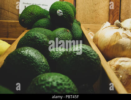 Verde profondo Avocadi freschi Foto Stock