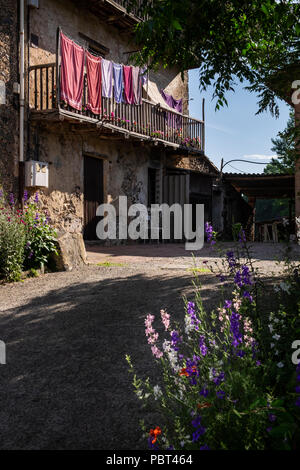 Gli asciugamani appesi ad asciugare sul balcone al primo piano di una casa nella periferia di Olot, Catalunya, Spagna Foto Stock