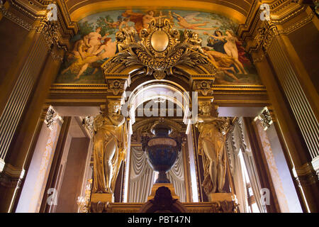 Parigi, Francia - giu 6, 2015: Interno del Palais Garnier (Opera Garnier) di Parigi, Francia. Esso è stato originariamente chiamato La Salle des Capucines Foto Stock