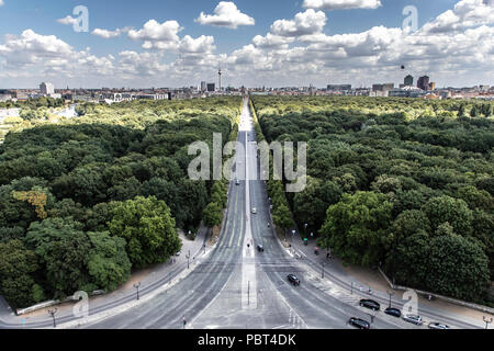 Visualizza in basso la Strasse des 17 Juni verso est e la Porta di Brandeburgo, Berlino, Germania Foto Stock