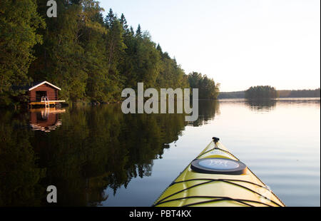 La bellezza di estate finlandese - Tramonto riflessioni sulla superficie del lago. Hausjärvi, Finlandia. Foto Stock