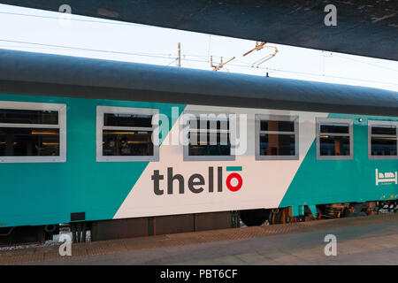 Thello per una notte di treno passeggeri tra Parigi e Venezia in Venezia S Lucia, Venezia, Veneto, Italia al tramonto prima della partenza. Il logo, emble Foto Stock